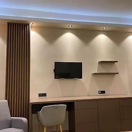 Luxury Hotel *
